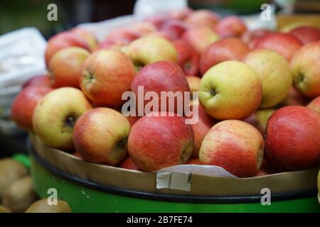 Obst und Gemüse auf biologischem Jahrmarkt-Foto Stockfoto