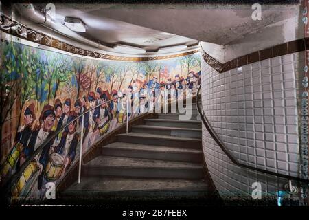 Farbenfrohes Wandgemälde mit der Darstellung von Soldaten entlang der Treppe in der U-Bahnstation Abbesses, Montmartre, Right Bank, Paris, Frankreich, Europa, Farbe Stockfoto