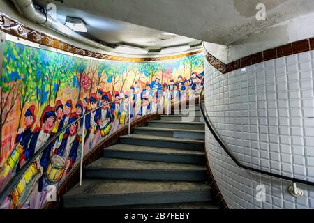 Farbenfrohes Wandgemälde mit der Darstellung von Soldaten entlang der Treppe in der U-Bahnstation Abbesses, Montmartre, Right Bank, Paris, Frankreich, Europa, Farbe Stockfoto