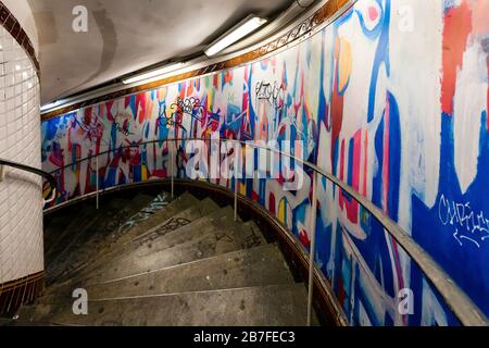 Farbenfrohes abstraktes Wandgemälde entlang der Treppe in der U-Bahn-Station Abbesses, Montmartre, Right Bank, Paris, Frankreich, Europa, Farbe Stockfoto