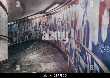 Farbenfrohes abstraktes Wandgemälde entlang der Treppe in der U-Bahn-Station Abbesses, Montmartre, Right Bank, Paris, Frankreich, Europa, Farbe Stockfoto