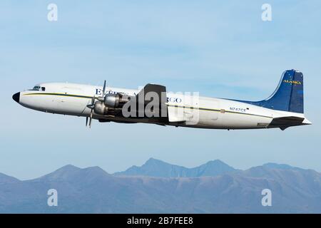 Everts Air Cargo Douglas DC-6 N747CE Abfahrt vom Flughafen Anchorage. Alte Kolbenmotoren Flugzeuge in der Lage, in Schotter Pisten rund um Alaska fliegen. Stockfoto