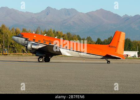 Das klassische Flugzeug TransNorthern Douglas DC-3 registrierte N28TN, das für Fracht in Anchorage, Alaska, USA flog. Eines der letzten flugfähigen DC3-Flugzeuge. Stockfoto