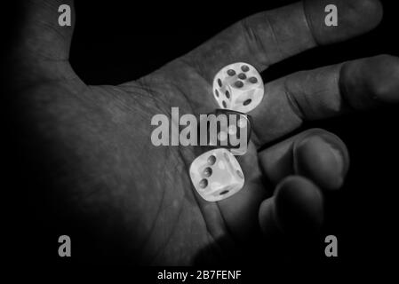 Handhaltedices, die im Dunkeln leuchten. Konzept von Risiko, Wette und Räumung. Stockfoto