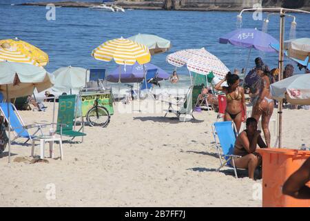 Rio De Janeiro, Rio de Janeiro, Brasilien. März 2020. (INT).Bewegung an den Stränden von Rio de Janeiro.15. März 2020, Rio de Janeiro, Brasilien:Bewegung der Menschen an den Stränden Copacabana und Ipanema in Rio de Janeiro.Auch mit dem Dekret, Agglomerationen im Bundesstaat Rio de Janeiro wegen des Corona-Virus zu verbieten, Strände werden immer noch gefüllt und verändern nicht das Leben von Cariocas, heute Sonntagnachmittag (15). (Carioca ist Name für jemanden aus Rio de Janeiro).Credit:Fausta Maia/Thenews2 Credit: Fausto Maia/TheNEWS2/ZUMA Wire/Alamy Live News Stockfoto