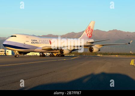 China Airlines Cargo Boeing 747 Frachter rollt in Anchorage Alaska. B747 Flugzeug registriert als B-18719. Stockfoto