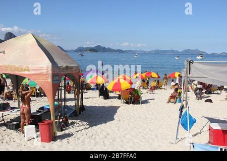 Rio De Janeiro, Rio de Janeiro, Brasilien. März 2020. (INT).Bewegung an den Stränden von Rio de Janeiro.15. März 2020, Rio de Janeiro, Brasilien:Bewegung der Menschen an den Stränden Copacabana und Ipanema in Rio de Janeiro.Auch mit dem Dekret, Agglomerationen im Bundesstaat Rio de Janeiro wegen des Corona-Virus zu verbieten, Strände werden immer noch gefüllt und verändern nicht das Leben von Cariocas, heute Sonntagnachmittag (15). (Carioca ist Name für jemanden aus Rio de Janeiro).Credit:Fausta Maia/Thenews2 Credit: Fausto Maia/TheNEWS2/ZUMA Wire/Alamy Live News Stockfoto