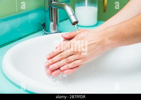 Frau wäscht die Hände unter dem Wasserhahn. Hygienekonzept Stockfoto