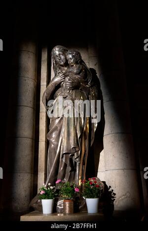 Statue der Jungfrau Maria mit Jesuskind in der Basilique du Sacre Coeur alias Basilika des Heiligsten Herzens von Paris in Paris, Frankreich, Europa Stockfoto