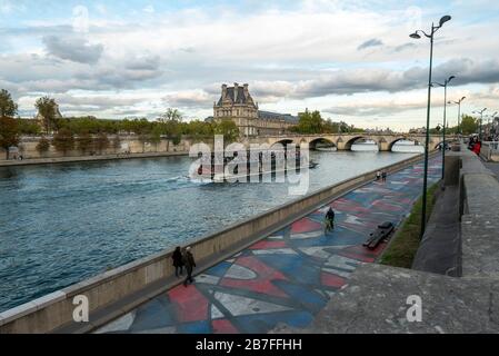 Bateau-mouche traditionelles pariser Ausflugsboot, das sich dem Louvre auf der seine, Paris, Frankreich, Europa nähert Stockfoto