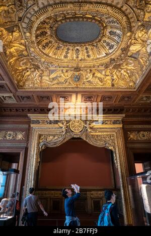 Asiatischer Tourist, der ein Bild von einer verzierten Decke im Louvre in Paris, Frankreich, Europa zeigt Stockfoto