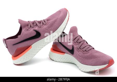 Zwei rosafarbene Nike Epic React 2 Laufschuhe, isoliert auf weißem Hintergrund Stockfoto