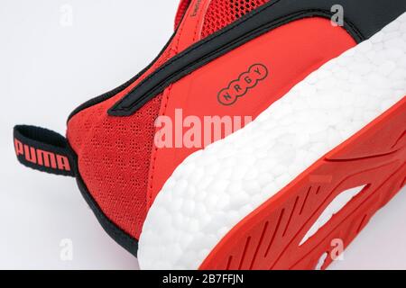 Nahaufnahme eines roten Puma Laufschuhs mit NRGY-Mittelsohle Stockfoto