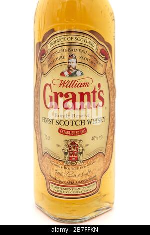 Flasche mit William Grants schroffem Whisky isoliert auf weißem Hintergrund Stockfoto