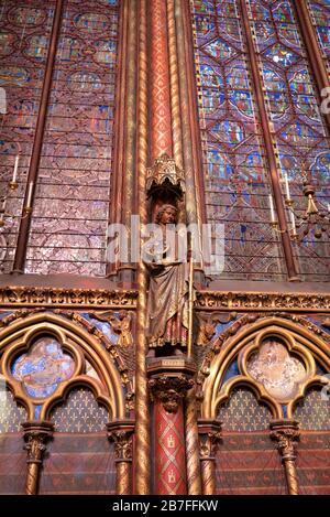 Die Kirchenwände von Sainte-Chapelle sind mit bunten Glasfenstern in Paris, Frankreich, Europa gefüllt Stockfoto