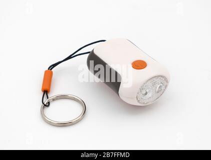 Kleine Taschenlampe in Schlüsselbundgröße mit orangefarbenem ein-/Ausschalter, isoliert auf weißem Hintergrund Stockfoto