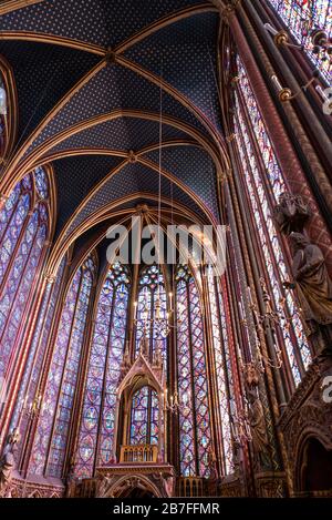 Die Kirchenwände von Sainte-Chapelle sind mit bunten Glasfenstern in Paris, Frankreich, Europa gefüllt Stockfoto