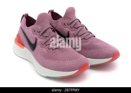 Zwei rosafarbene Nike Epic React 2 Laufschuhe, isoliert auf weißem Hintergrund Stockfoto