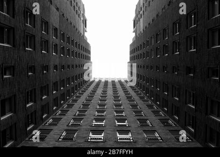 Ein Skyward Shot erfasst die Höhe eines Gebäudes, das sich in den Himmel einfügt Stockfoto