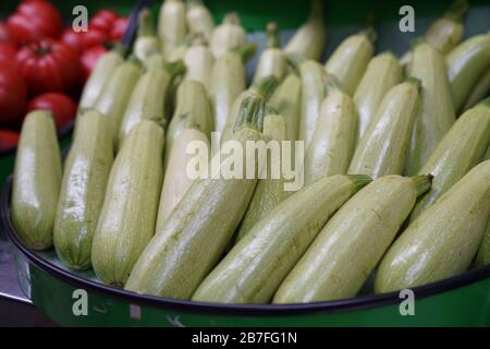 Obst und Gemüse auf biologischem Jahrmarkt-Foto Stockfoto