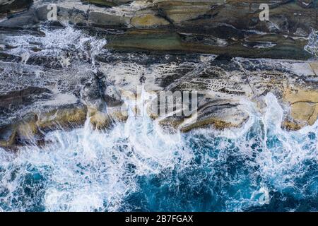 Luftaufnahmen von Pazifischen Wellen, die auf Felsvorsprung entlang der Küste von Biri Island, Northern Samar, Philippinen, aufbrechen Stockfoto