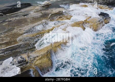 Luftaufnahmen von Pazifischen Wellen, die auf Felsvorsprung entlang der Küste von Biri Island, Northern Samar, Philippinen, aufbrechen Stockfoto