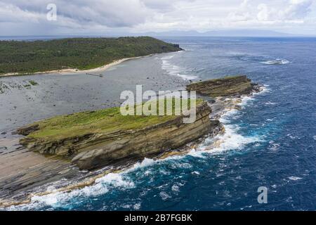 Landschaftlich reizvolle Felsformationen entlang der Küste von Biri Island, Northern samar, Philippinen Stockfoto