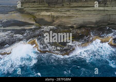 Luftaufnahmen von Pazifischen Wellen, die auf Felsvorsprung entlang der Küste von Biri Island, Northern Samar, Philippinen, aufbrechen Stockfoto
