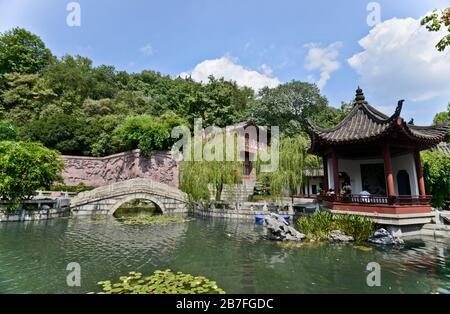 Park des gelben Kranturms: Gänsepeich und Pavillon der Gans. Wuhan, China Stockfoto