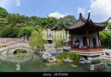 Park des gelben Kranturms: Gänsepeich und Pavillon der Gans. Wuhan, China Stockfoto