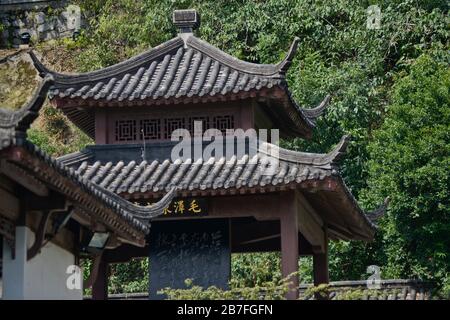 Park des gelben Kranturms: Details zur Architektur der Pavillons. Wuhan, China Stockfoto