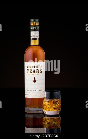 Flasche und Glas Writers Tränen irischer Whisky. Stockfoto