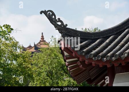 Park des gelben Kranturms: Details zur Architektur der Pavillons. Wuhan, China Stockfoto