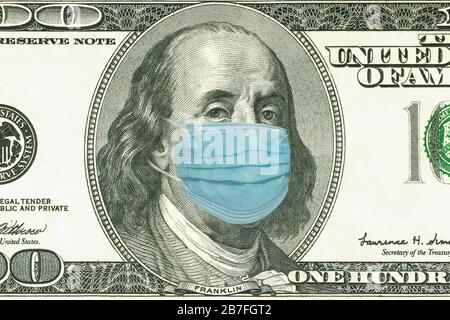 Einhundert Dollar Bill Mit medizinischer Gesichtsmaske auf Benjamin Franklin. Stockfoto