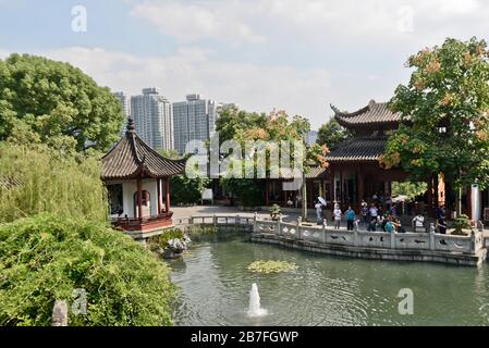 Park mit gelbem Kranturm: Gänsepeich und Südtor. Wuhan, China Stockfoto