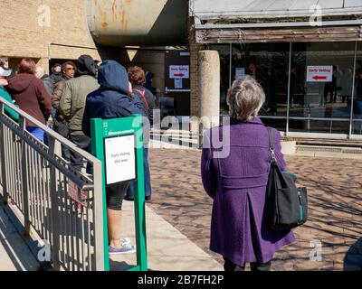 Oak Park, Illinois, USA. März 2020. Die frühen Wähler für die Wahl der Illinois Primary am Dienstag wurden getroffen, um sich heute außerhalb der Village Hall zusammenzuschließen, um zu vermeiden, dass sie im Gebäude zusammengedrängt werden. Auch Schulen und Bibliotheken sind bis zum 31. März geschlossen, um Coronavirus/COVID-19 von der Verbreitung fernzuhalten. Stockfoto