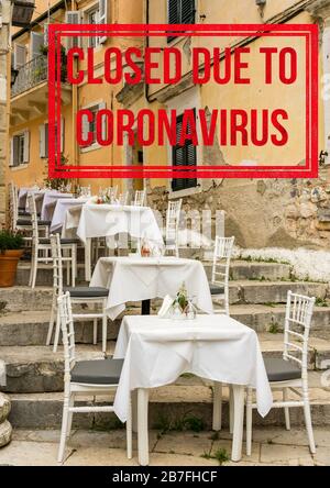 Leere Tische und Stühle im Café im Freien auf der griechischen Insel Korfu wegen Coronavirus geschlossen Stockfoto