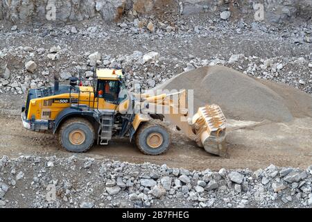 Ein Komatsu WA500 Loader, der in Coldstones Quarry arbeitet Stockfoto