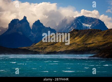 NATIONALPARK TORRES DEL PAINE, CHILE - CIRCA FEBRUAR 2019: Starke Winde Patagoniens über den Paine River im Torres del Paine National Park, Chile. Stockfoto