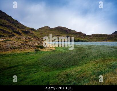 NATIONALPARK TORRES DEL PAINE, CHILE - CIRCA FEBRUAR 2019: Landschaft rund um den Nordenskjold Lake im Torres del Paine National Park, Chile. Stockfoto