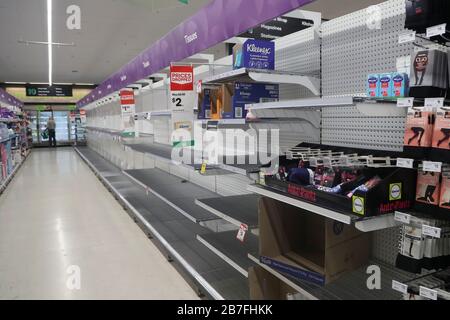 Ballarat, Victoria, Australien. März 2020. Leere Regale - Woolworths öffnet Türen ausschließlich für ältere Menschen und Behinderte für eine Stunde zwischen 7:00 und 8:00 ab Dienstag, den 17. März 2020 nach Panikkäufen aufgrund des Coronavirus (COVID-19) entzogenen Regalen wesentlicher Gegenstände.Image-Gutschrift: brett keating/Alamy Live News Stockfoto