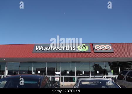 Ballarat, Victoria, Australien. März 2020. Leere Regale - Woolworths öffnet Türen ausschließlich für ältere Menschen und Behinderte für eine Stunde zwischen 7:00 und 8:00 ab Dienstag, den 17. März 2020 nach Panikkäufen aufgrund des Coronavirus (COVID-19) entzogenen Regalen wesentlicher Gegenstände.Image-Gutschrift: brett keating/Alamy Live News Stockfoto