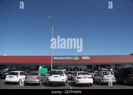 Ballarat, Victoria, Australien. März 2020. Leere Regale - Woolworths öffnet Türen ausschließlich für ältere Menschen und Behinderte für eine Stunde zwischen 7:00 und 8:00 ab Dienstag, den 17. März 2020 nach Panikkäufen aufgrund des Coronavirus (COVID-19) entzogenen Regalen wesentlicher Gegenstände.Image-Gutschrift: brett keating/Alamy Live News Stockfoto