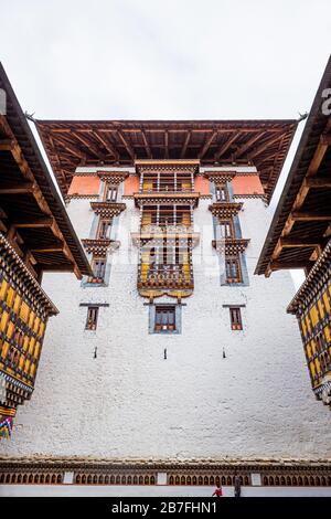 Blick auf einen Turm am Rinpung Dzong in Paro, Bhutan an einem bewölkten Tag Stockfoto