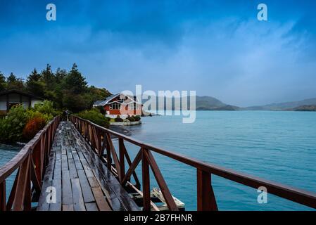 NATIONALPARK TORRES DEL PAINE, CHILE - CIRCA FEBRUAR 2019: Panoramasicht auf den Paine Lake und Hosteria Pehoé im Torres del Paine National Park, ch Stockfoto