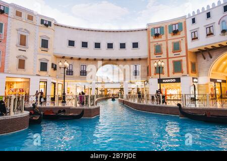 In der Villaggio Mall in Doha, Katar - ein "Mini-Venedig" mit Kanälen, Gondeln und künstlicher Decke am Himmel Stockfoto