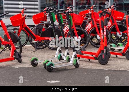 Lissabon, Portugal - 2. März 2020: Fahrrad- und Elektro-Roller-Sharing Stockfoto