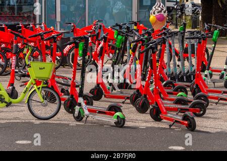 Lissabon, Portugal - 2. März 2020: Fahrrad- und Elektro-Roller-Sharing Stockfoto