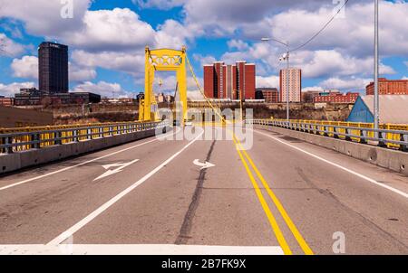 Die 10. Straßenbrücke verbindet die südseitige Nachbarschaft mit der Innenstadt mit der Innenstadt von Pittsburgh und der Duquesne University im Hintergrund Stockfoto