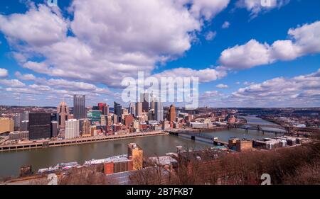 Das Stadtzentrum von Pittsburgh und Brücken über den Fluss Monongahela mit der University of Pittsburgh in der Ferne, Pittsburgh, Pennsylvania, USA Stockfoto